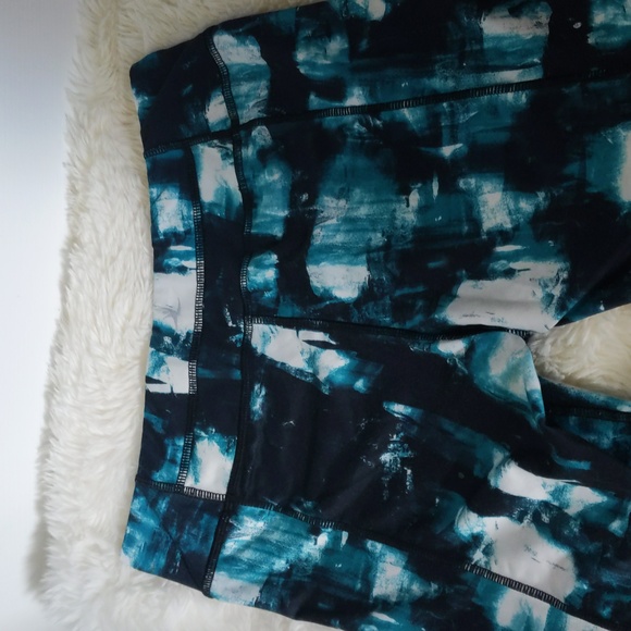 3/$20✨ LNC Citrus active blue paint print activewear capris leggings, large - Picture 6 of 8